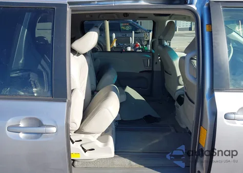 2011 Toyota Sienna Xle V6 z USA, uszkodzony, nr VIN 5TDYK3DC6BS163318